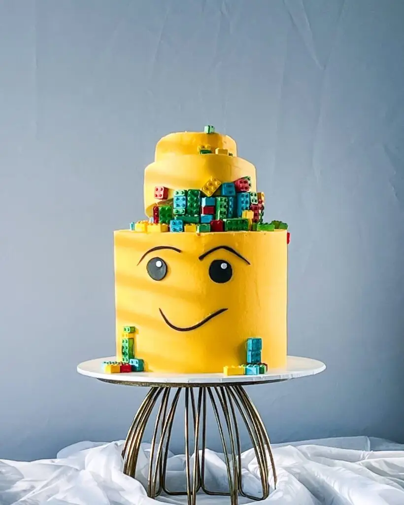 How cute is this Lego cake
